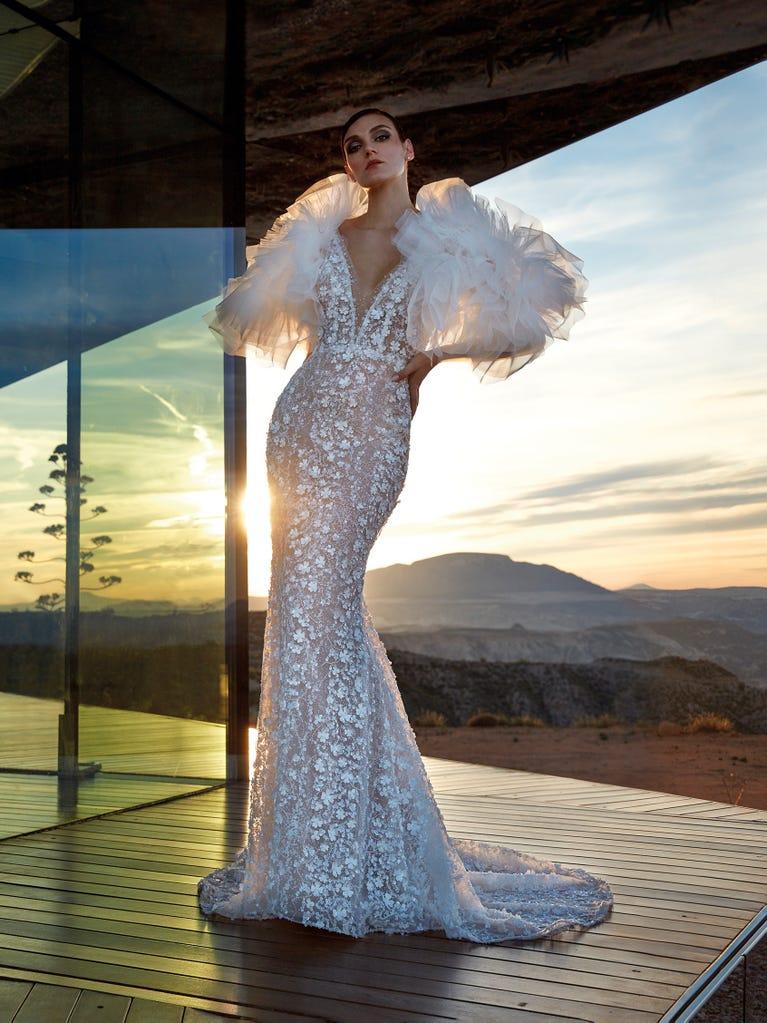 pronovias DIAMOND | Vestido de novia sirena con escote de pico | Pronovias