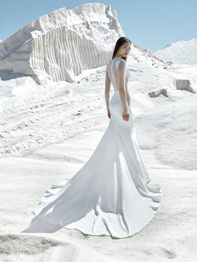 pronovias DIVINITY | Vestido de novia sirena con escote de pico | Pronovias Descuento