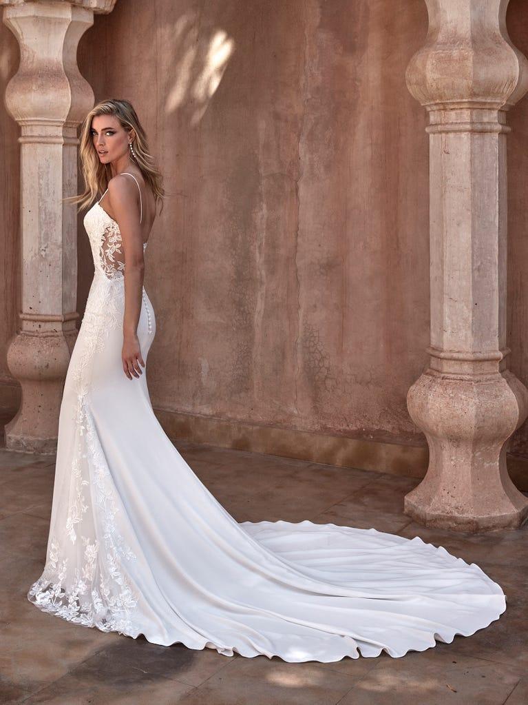 pronovias RIAU | Vestido de novia sirena con escote de pico | Pronovias Liquidación