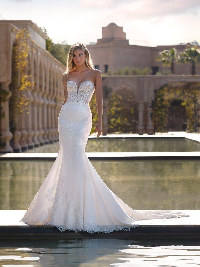 pronovias KODIAK | Vestido de novia sirena con escote de pico | Pronovias