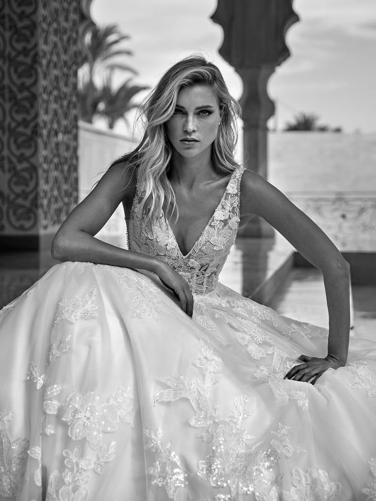 pronovias HURON | Vestido de novia corte en a con escote de pico | Pronovias Rebajas top