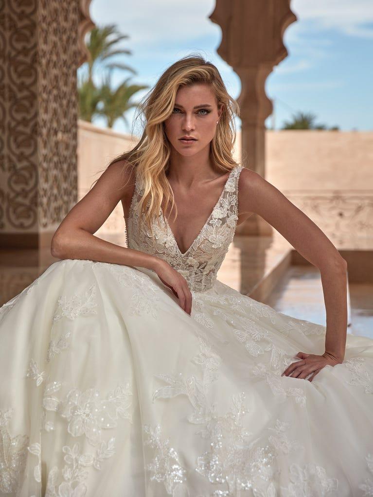pronovias HURON | Vestido de novia corte en a con escote de pico | Pronovias Rebajas top