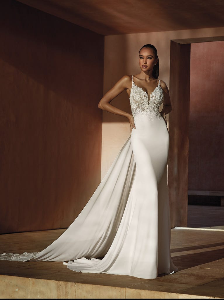 pronovias ROMAN | Vestido de novia sirena con escote de pico | Pronovias