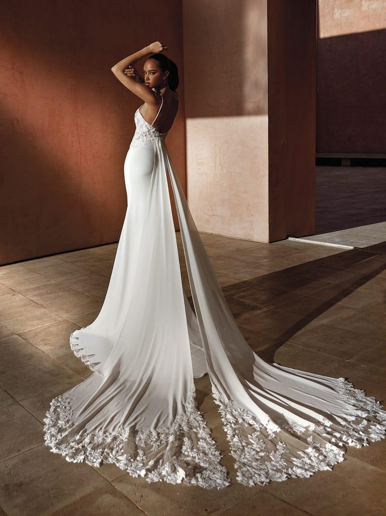 pronovias ROMAN | Vestido de novia sirena con escote de pico | Pronovias Grandes descuentos