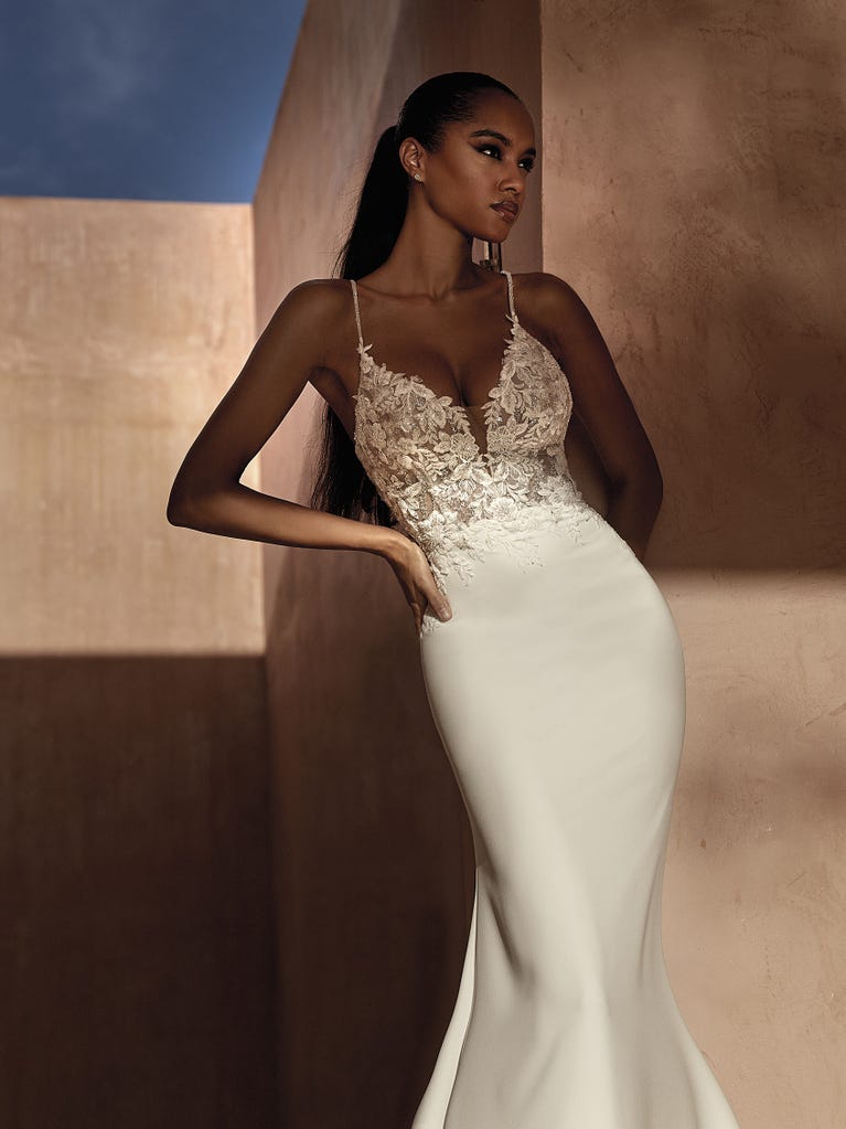 pronovias ROMAN | Vestido de novia sirena con escote de pico | Pronovias Grandes descuentos