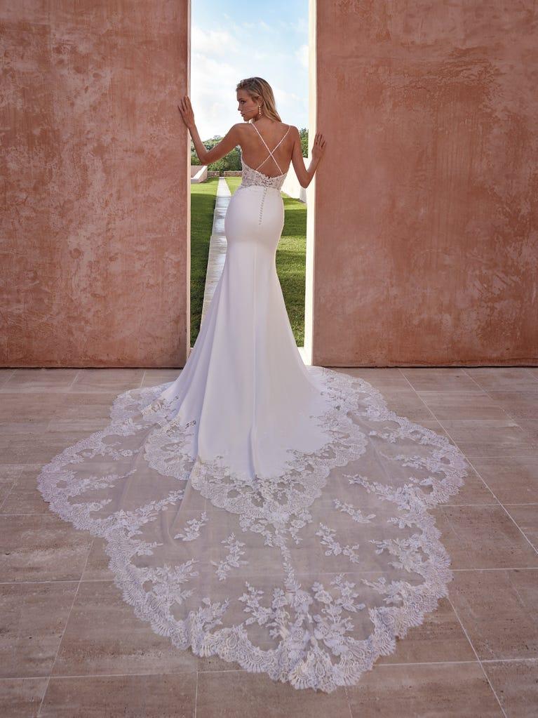 pronovias ROANNA | Vestido de novia sirena con escote de pico | Pronovias Liquidación
