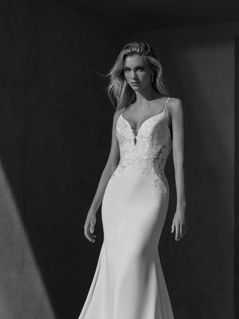 pronovias ROANNA | Vestido de novia sirena con escote de pico | Pronovias Liquidación
