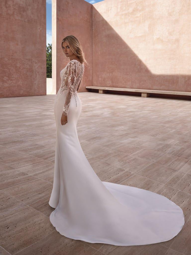pronovias PARISIA | Vestido de novia sirena con escote barco | Pronovias Tienda de fábrica