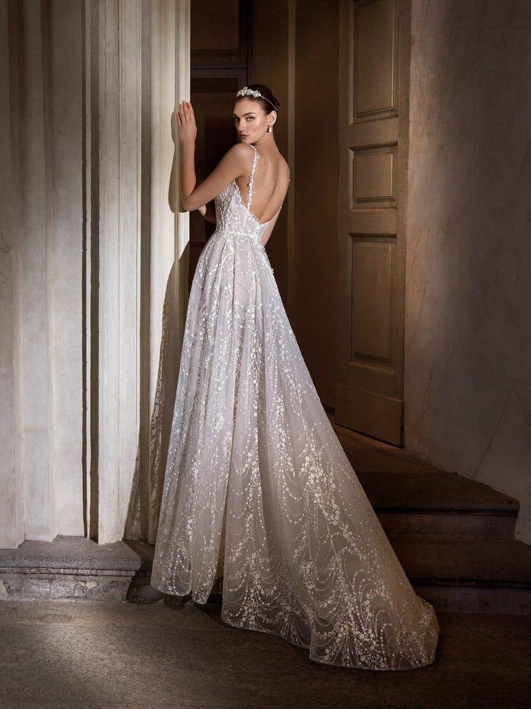 pronovias LULIT | Vestido de novia corte en a con escote de pico Ahorra y exporta