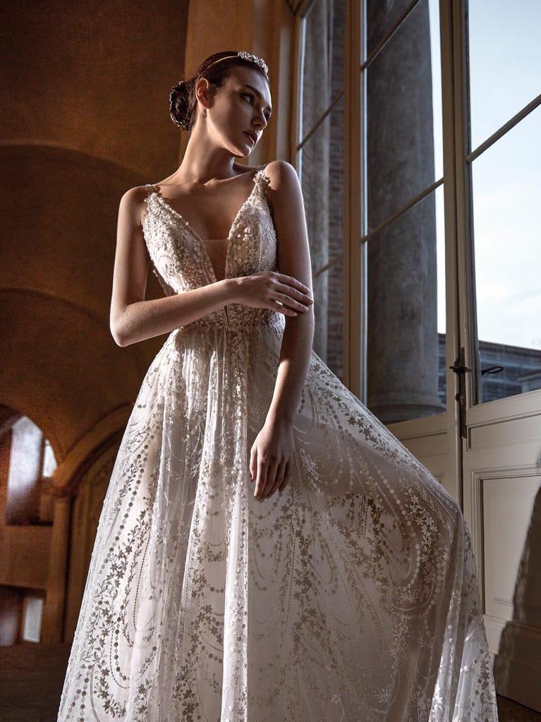 pronovias LULIT | Vestido de novia corte en a con escote de pico Ahorra y exporta