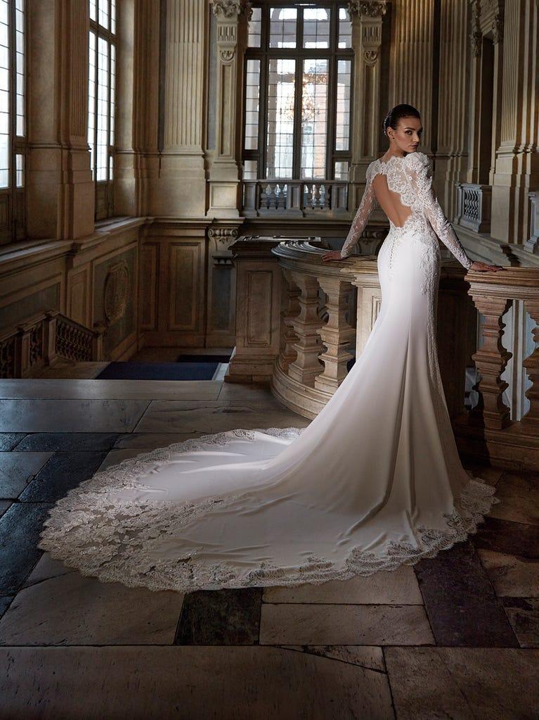 pronovias ABSIDIAN | Vestido de novia sirena con escote de pico Oferta exclusiva