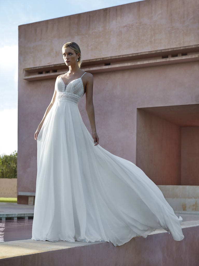 pronovias MORGAT | Vestido de novia corte en a con escote de pico | Pronovias Última moda