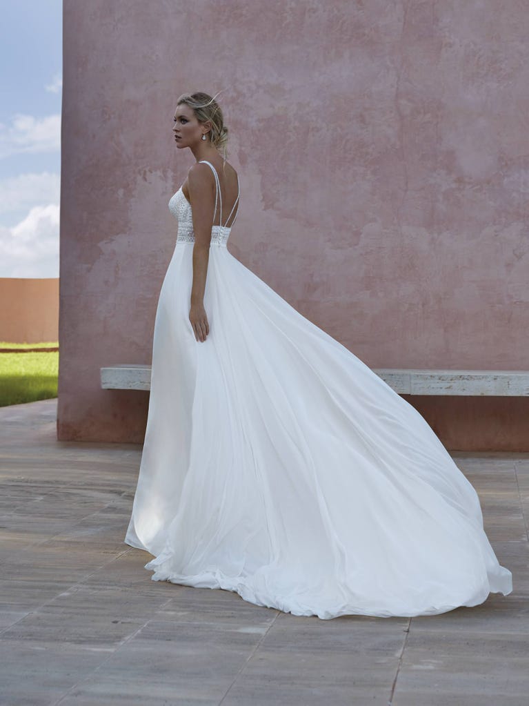 pronovias MORGAT | Vestido de novia corte en a con escote de pico | Pronovias Última moda