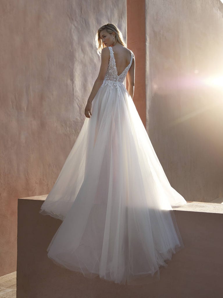 pronovias CRIMSON | Vestido de novia corte en a con escote de pico | Pronovias Ofertas de temporada