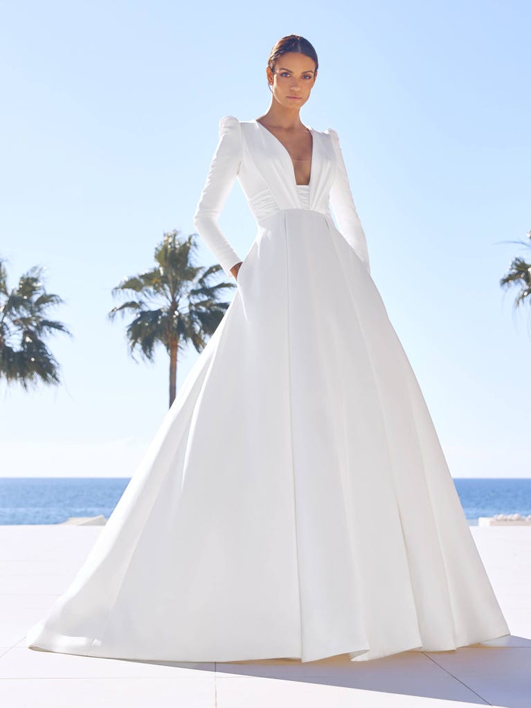 pronovias CADENCE | Vestido de novia corte en a con escote de pico | Pronovias