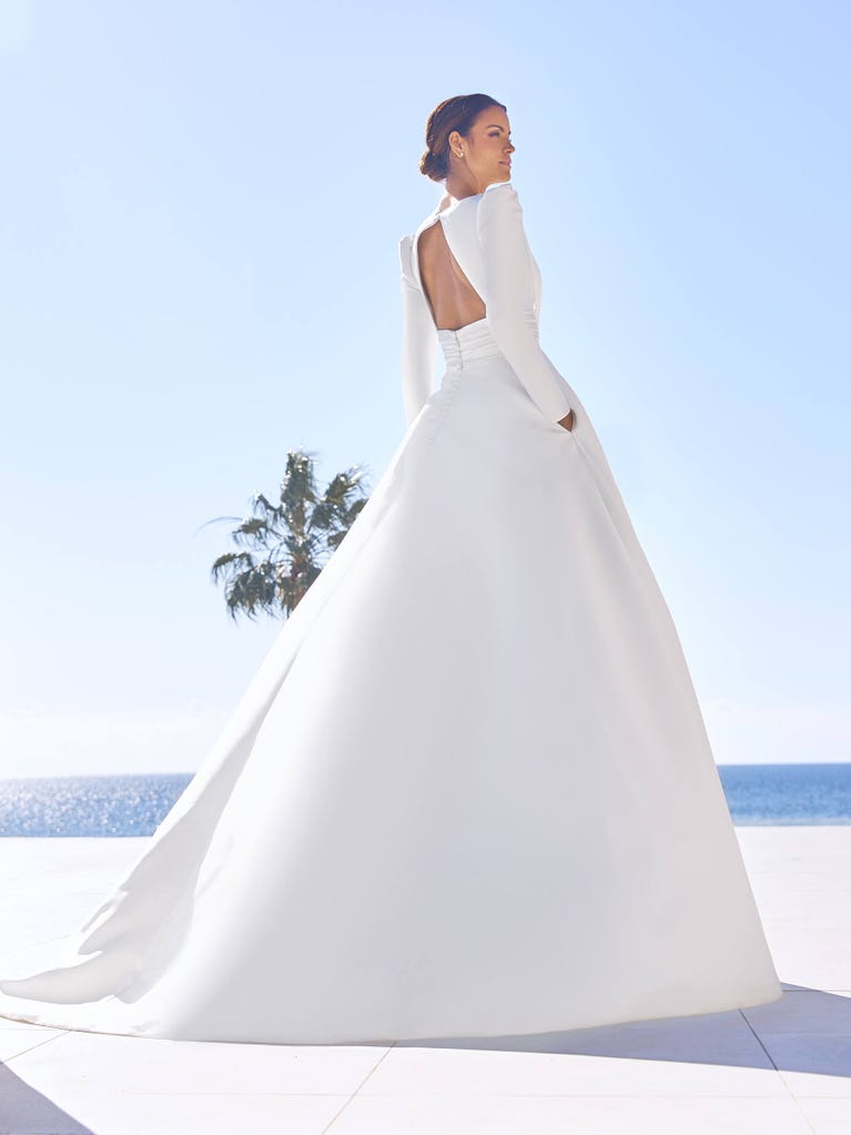 pronovias CADENCE | Vestido de novia corte en a con escote de pico | Pronovias 2025