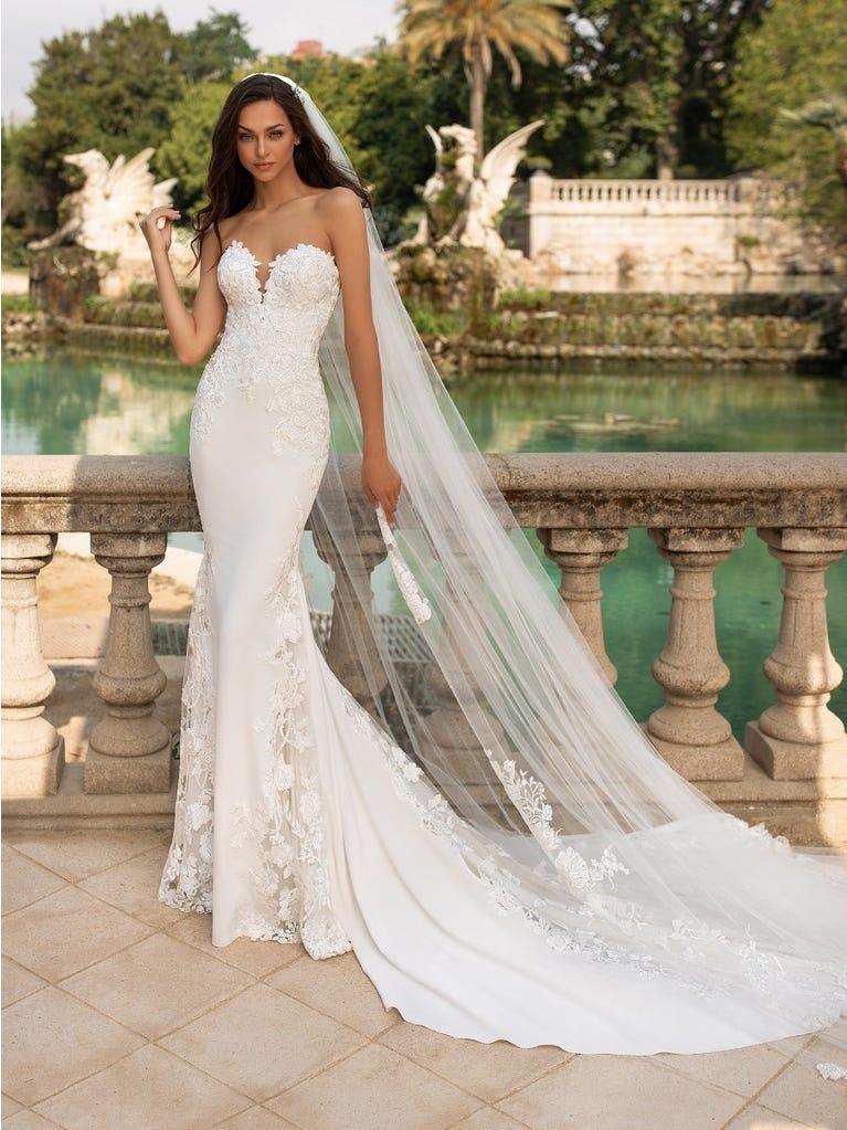 pronovias Vestido de novia corte sirena en crepe y escote corazón | Pronovias