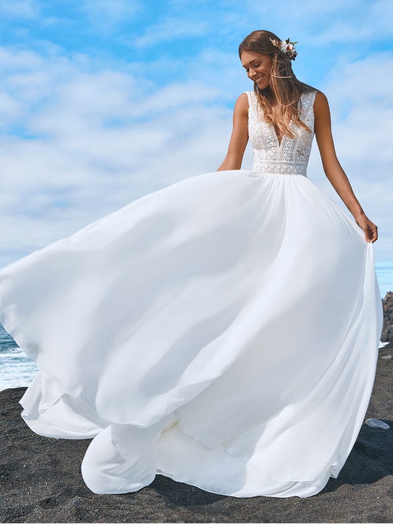 pronovias Vestido de novia evasee con escote de pico | Pronovias Venta caliente