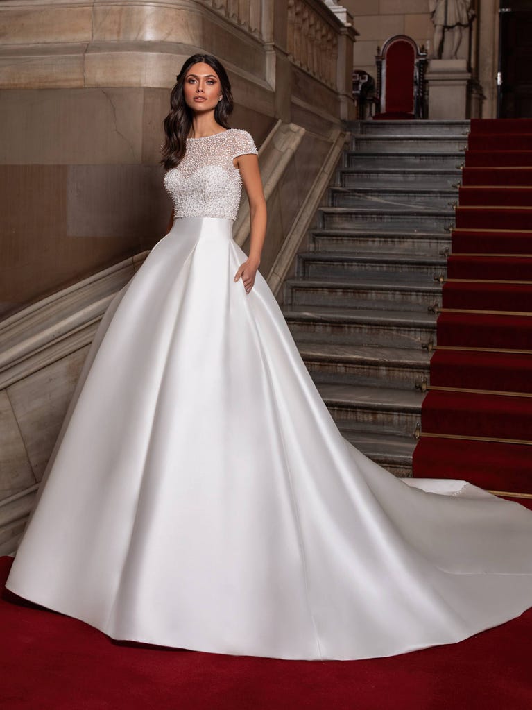 pronovias CLOSE | Vestido de novia princesa con escote corazón | Pronovias