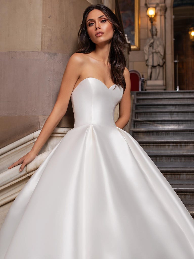 pronovias CLOSE | Vestido de novia princesa con escote corazón | Pronovias Rebajas de fábrica