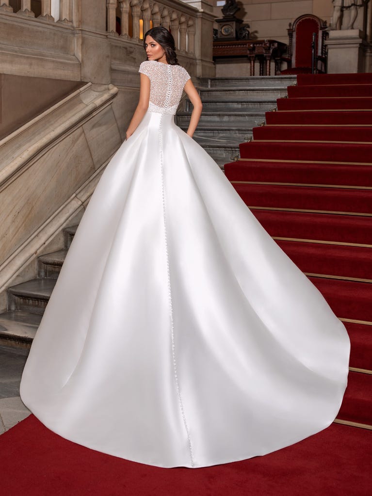 pronovias CLOSE | Vestido de novia princesa con escote corazón | Pronovias Rebajas de fábrica