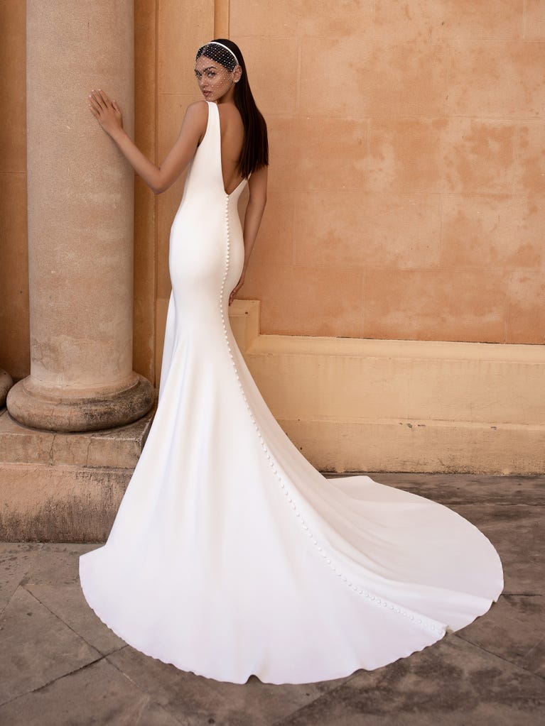 pronovias Vestido de novia escote de pico corte sirena y sin mangas | Pronovias