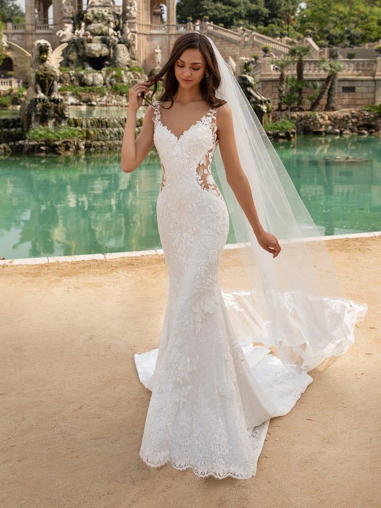 pronovias Vestido de novia de encaje con corte sirena y escote pico | Pronovias Tienda