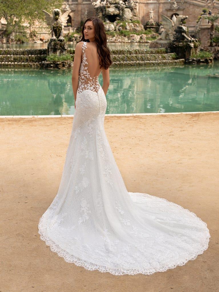 pronovias Vestido de novia de encaje con corte sirena y escote pico | Pronovias Tienda