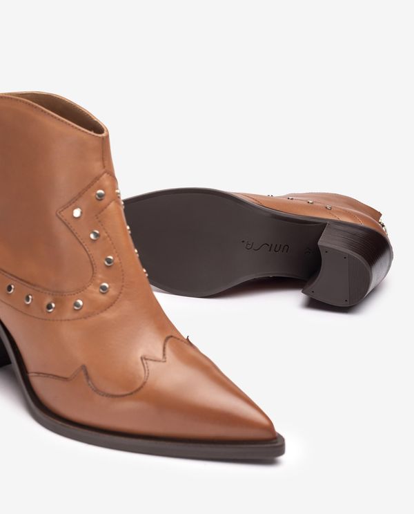 unisa Botín cowboy con tachuelas 2025