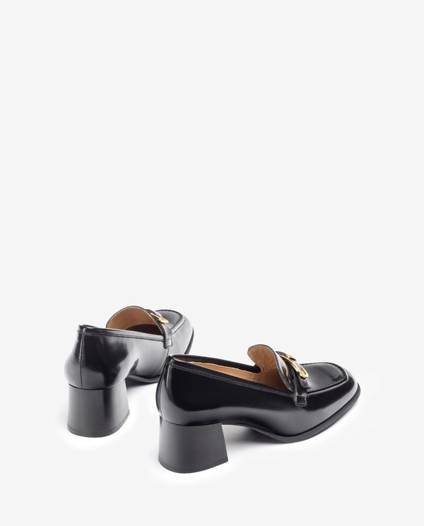 unisa Mocasín con adorno metálico Última moda