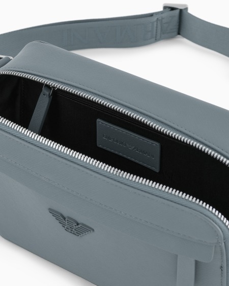 Armani Minifunda para cámara de piel saffiano regenerada con placa de águila ASV Limitado a 3 días