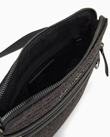 Armani Bolso bandolera plano en tejido jacquard con inscripción integral Ofertas especiales