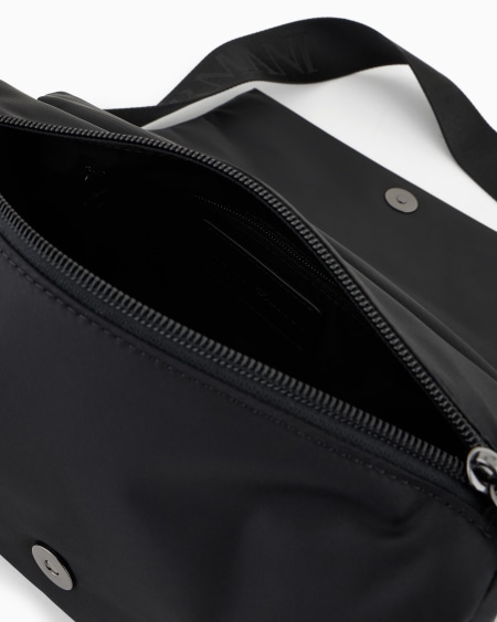 Armani Bolso bandolera con solapa de nailon reciclado ASV En línea