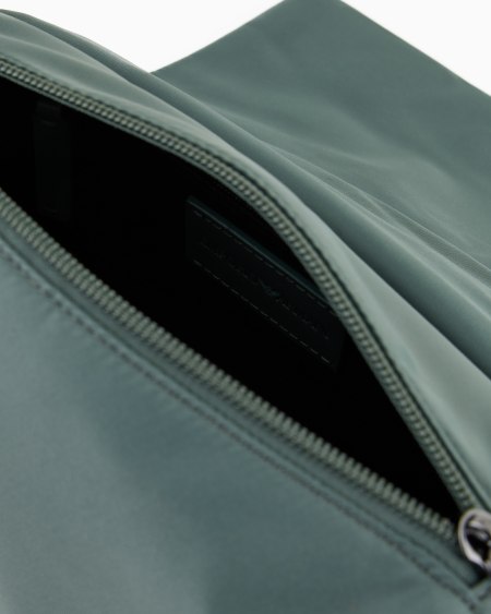 Armani Bolso bandolera con solapa de nailon reciclado ASV Los más vendidos