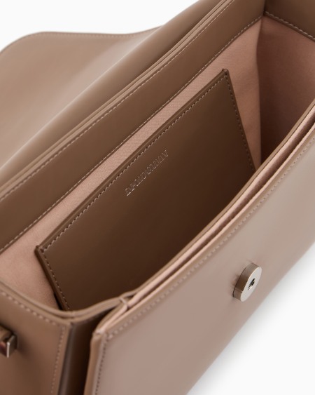 Armani Bolso de hombro de piel lisa con logotipo de águila de metal 2025