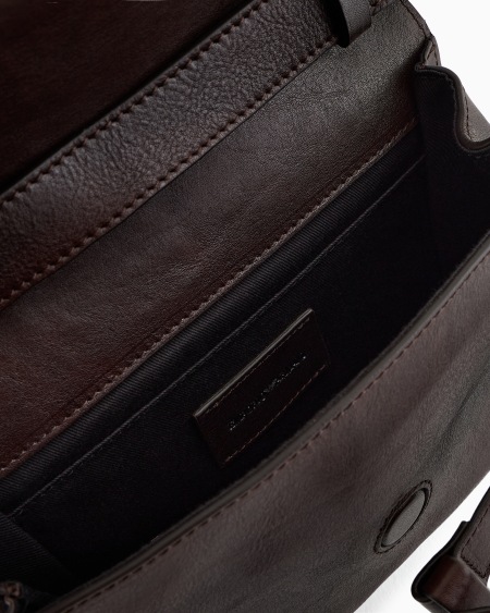 Armani Bolso bandolera de piel con solapa y logotipo en relieve 2025