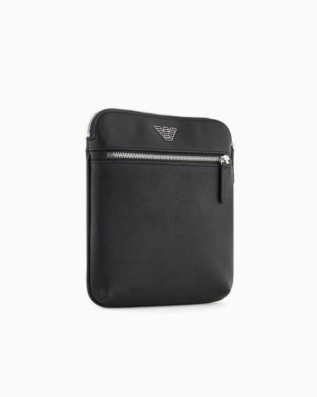Armani Bolso bandolera plano de piel saffiano regenerada con placa de águila ASV Ofertas