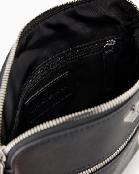 Armani Bolso bandolera plano de piel saffiano regenerada con placa de águila ASV Ofertas