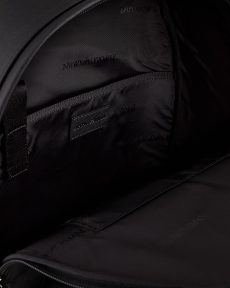 Armani Mochila redondeada de piel saffiano regenerada con placa de águila ASV COMPRAR AHORA