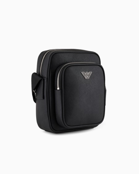 Armani Bolso bandolera de piel saffiano regenerada con placa de águila ASV ÚLTIMAS EDICIONES