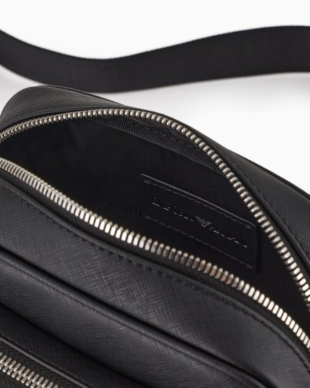 Armani Bolso bandolera de piel saffiano regenerada con placa de águila ASV ÚLTIMAS EDICIONES
