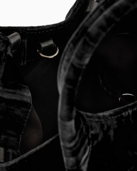 Armani Bolso de mano de terciopelo ondulado con bandolera de cadena Últimos 3 días