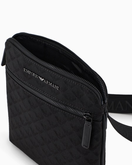 Armani Bolso bandolera plano de nailon con motivo integral de águila en tejido jacquard En oferta