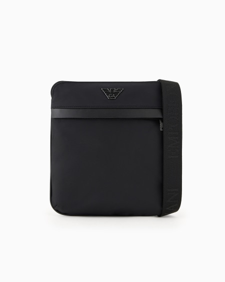 Armani Bandolera plana en nailon reciclado Armani Sustainability Values