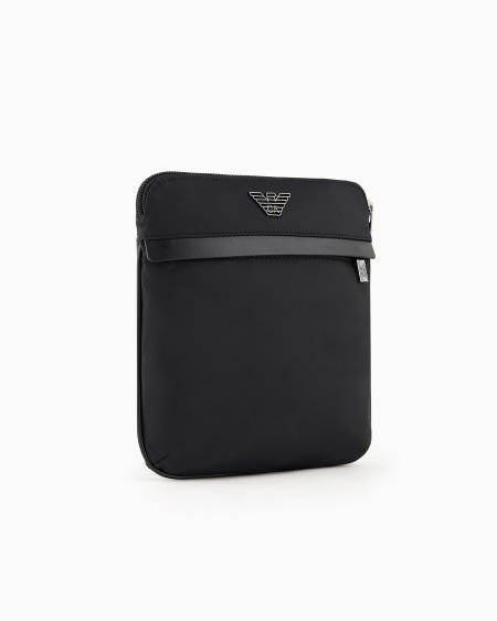 Armani Bandolera plana en nailon reciclado Armani Sustainability Values Mejor oferta