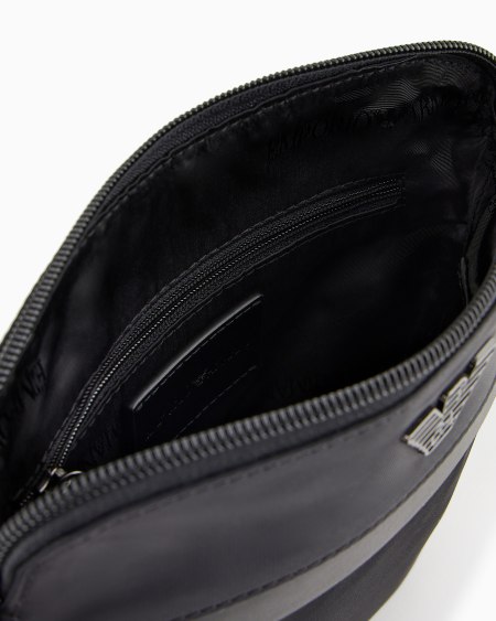 Armani Bandolera plana en nailon reciclado Armani Sustainability Values Mejor oferta