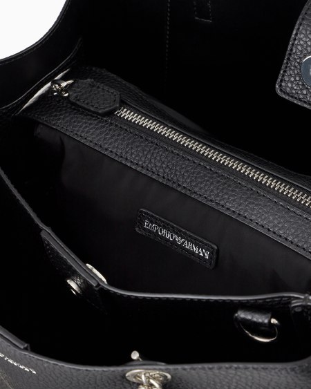 Armani Bolso shopper con efecto graneado y colgante de águila Solo hoy