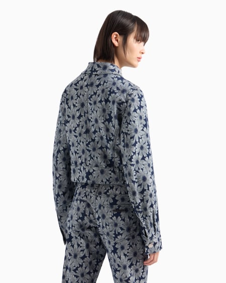 Armani Chaqueta de denim con motivo integral de margaritas en tejido jacquard cápsula Peace ASV 2025