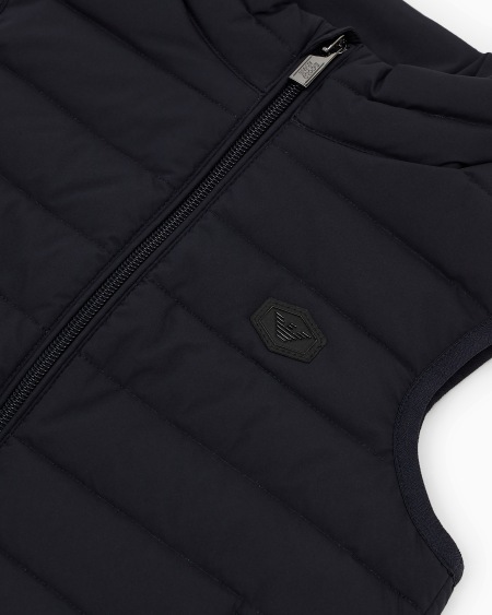 Armani Chaqueta de plumas sin mangas en nailon acolchado con pluma reciclada ASV Último día