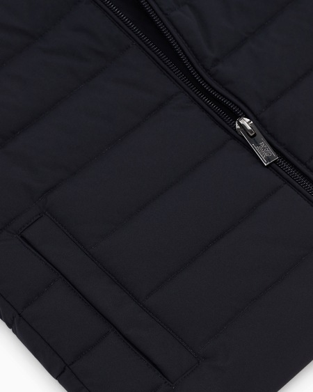 Armani Chaqueta de plumas sin mangas en nailon acolchado con pluma reciclada ASV Último día